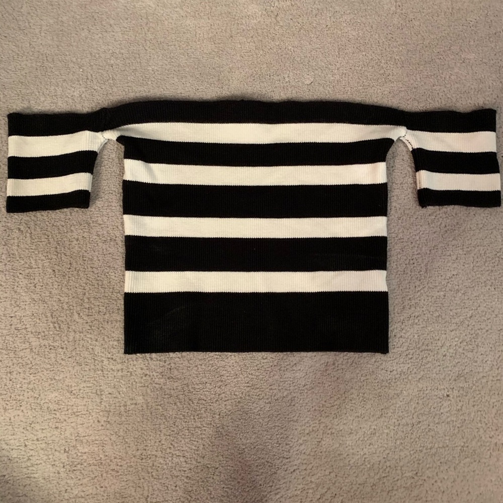 Black and White Striped Off thé Shoulder Crop top